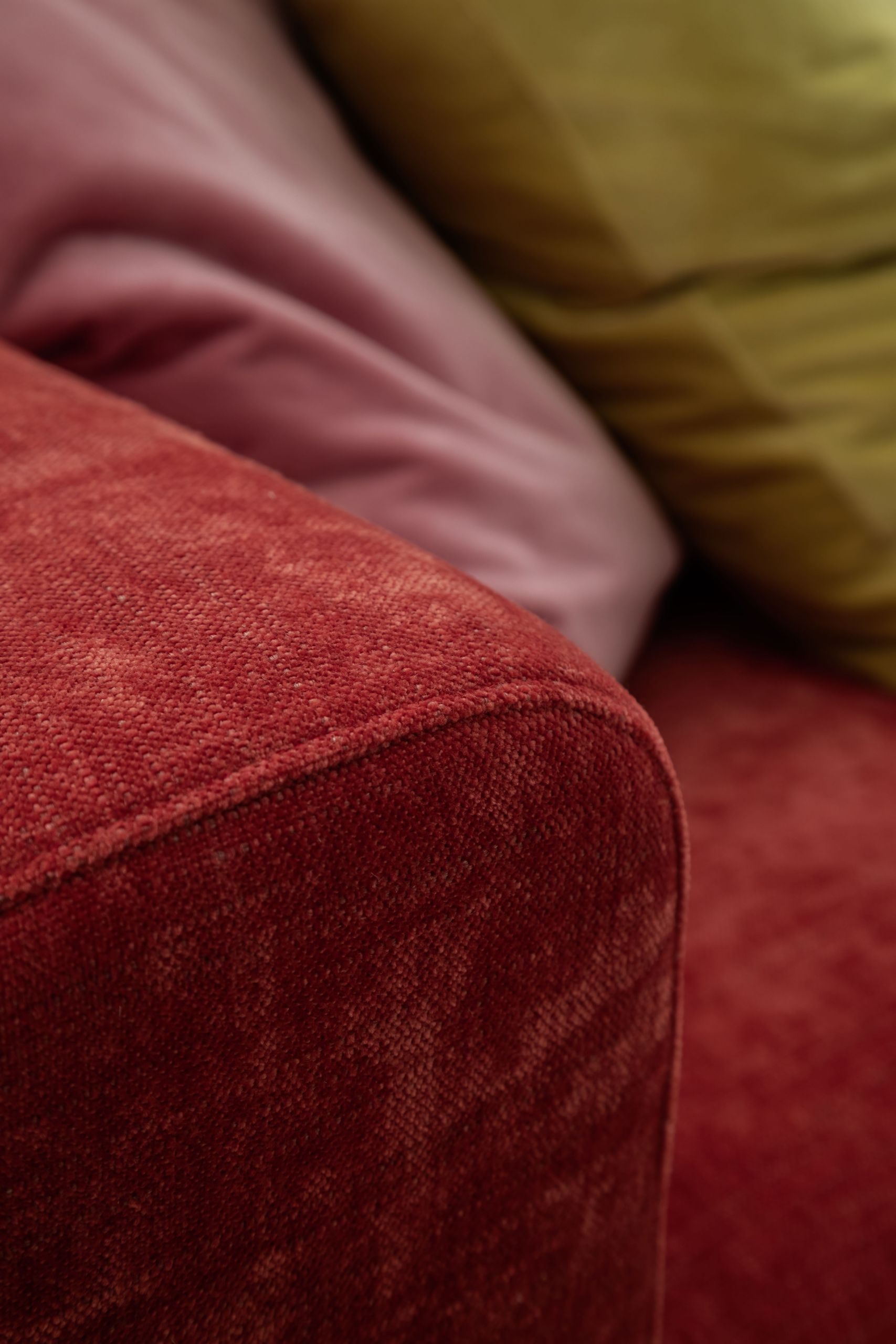 Sofa Lenni Style – 3-Sitzer, Stoff, Rubinrot, luftige Kissen