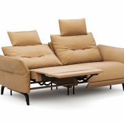 Sofa Bahia – 2-Sitzer inkl. Kopfstütze/ Armlehne verstellbar und Relaxfunktion (motorisch), Leder, Kurkuma