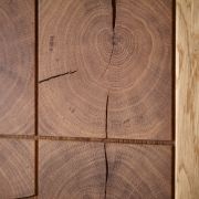 Vitrine Wisconsin – Wildeiche massiv, mit Hirnholzeinsätzen