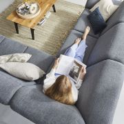 Sofa Stonington Style – 2-Sitzer mit Spitzecke und Hockerelement rechts, inkl. Herzwaage-Funktion motorisch, Sitzvorzug motorisch, Kopfteilverstellung, Stoff, Graphit