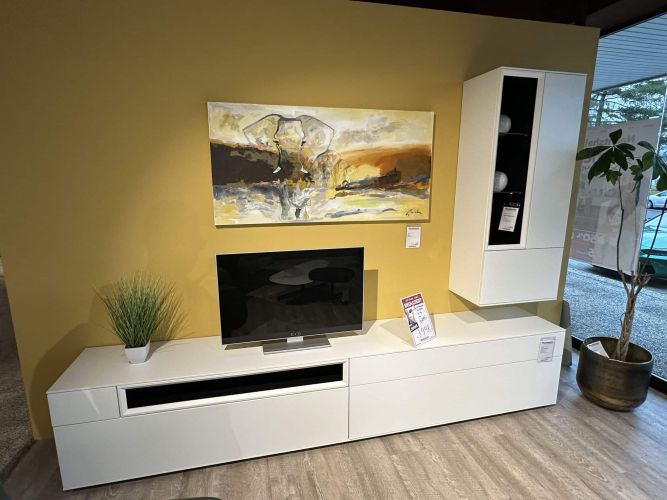 weiße, moderne TV-Möbel in der Möbel Nachtsheim Möbelausstellung