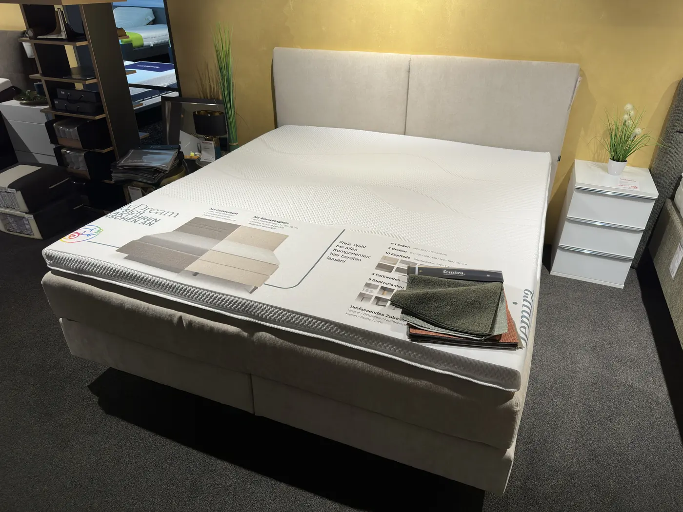 Boxspringbett Femira FeemyDream mit beigem Stoff, Ausstellung Möbelhaus Nachtsheim Andernach