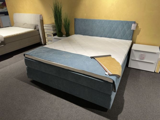 gepolstertes Bett in sanftem Blau bei Möbel Nachtsheim