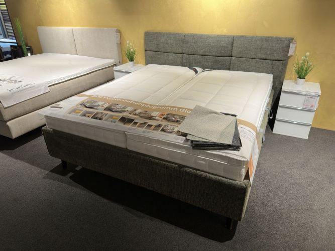 gepolstertes, großes Bett mit Auswahl-Katalog der Bezugfarben bei Möbel Nachtsheim