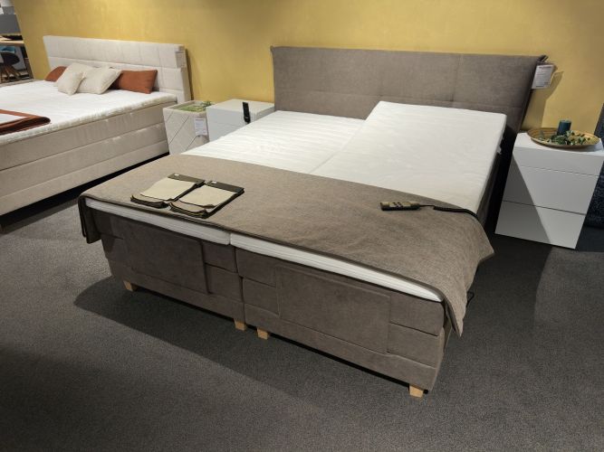 gepolstertes Doppelbett in schlichtem Design bei Möbel Nachtsheim