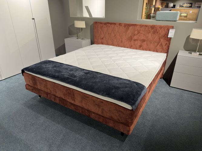 gepolstertes Bett in Burnt Orange bei Möbel Nachtsheim