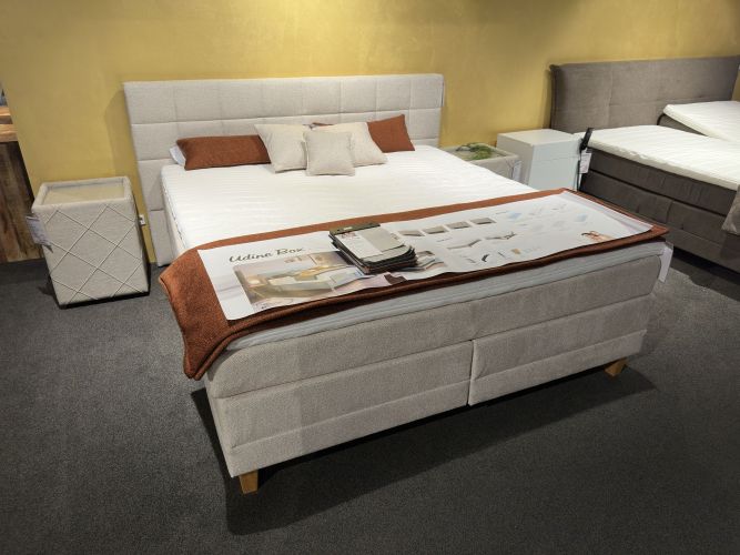 helles, gepolstertes Bett in der Möbel Nachtsheim Möbelausstellung