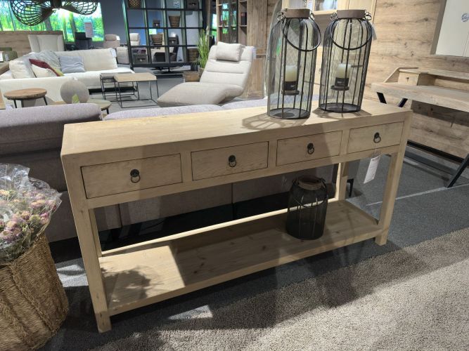 luftig anmutendes Sideboard aus Holz mit offener Ablage unten und kleinen Schubladen oben in der Möbel Nachtsheim Ausstellung