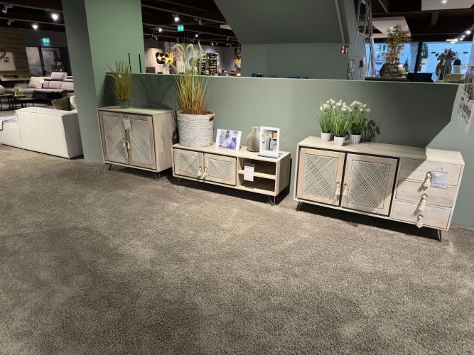 dreiteiliges Set an Side- und Lowboards in rustikaler Holzoptik nebeneinander gereiht in der Möbel Nachtsheim Ausstellung