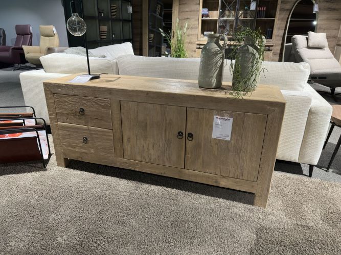massives Sideboard aus Holz mit zwei Türen rechts und zwei Schubladen links in der Möbel Nachtsheim Ausstellung
