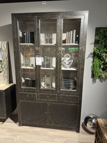 rustikale Vitrine in dunkler Holzoptik in der Möbel Nachtsheim Ausstellung