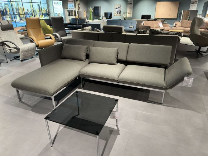 eckiger Couchtisch mit schwarzer Platte in der Möbel Nachtsheim Ausstellung