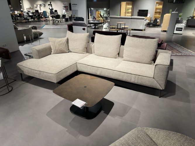 ausgefallener Couchtisch mit Rostoptik-Oberfläche in der Möbel Nachtsheim Ausstellung