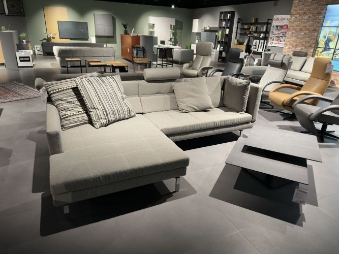 eckiger Couchtisch mit zwei Ablage-Platten in der Möbel Nachtsheim Ausstellung