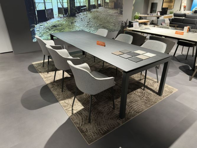 moderner, schlichter Esstisch mit gepolsterten Esszimmerstühlen in der Möbel Nachtsheim Möbelausstellung