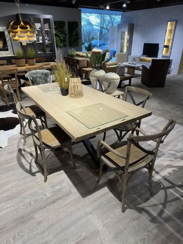 rustikaler Holztisch in der Möbel Nachtsheim Ausstellung