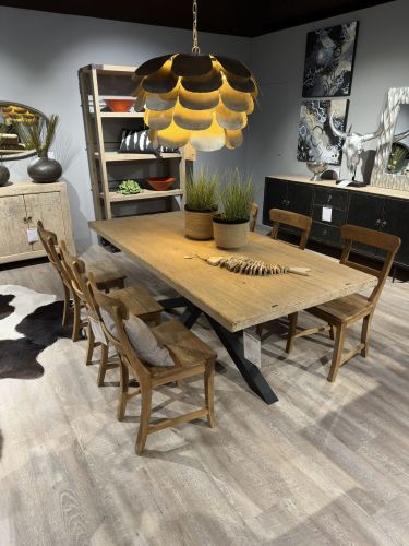 Nachtsheim Holztisch mit Holzstühlen in einem Muster-Esszimmer in der Möbel Nachtsheim Ausstellung