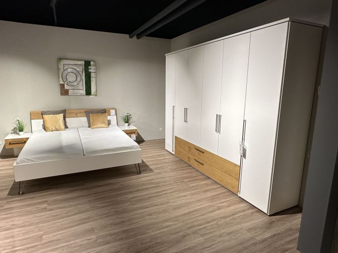 großer weißer Kleiderschrank fürs Schlafzimmer bei Möbel Nachtsheim