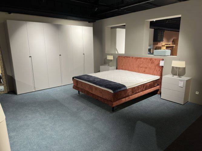 Schlafzimmer mit schlichtem weißem Kleiderschrank bei Möbel Nachtsheim