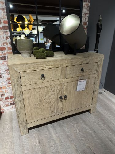 schmale Kommode aus Holz mit zwei Schubladen und Türen