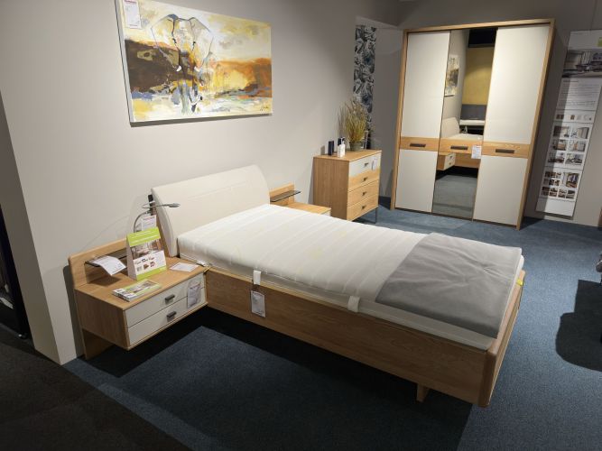 schmales Massivholzbett bei Möbel Nachtsheim