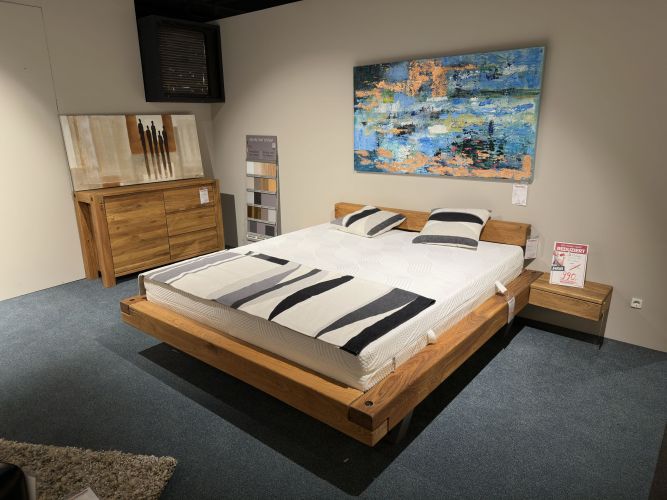 Doppelbett aus Massivholz bei Möbel Nachtsheim