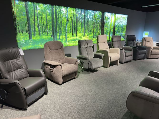 Reihe an gemütlichen Wohnzimmer-Sesseln in der Möbel Nachtsheim Polstermöbel-Ausstellung