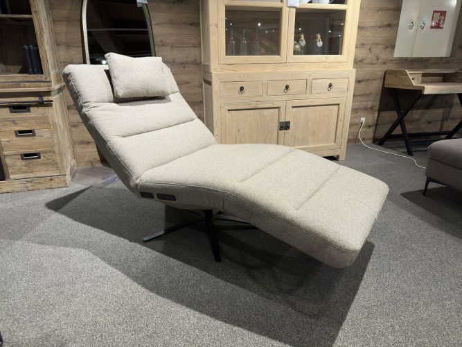 Moderner, minimalistischer Sessel in heller Farbe zum Zurücklehnen in der Möbel Nachtsheim Polstermöbel-Ausstellung