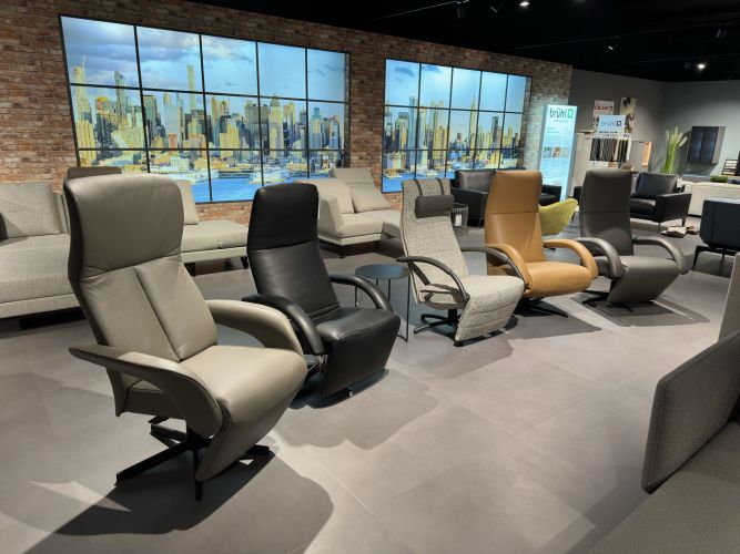 fünf Sessel in verschiedenen Farben und Designs in der Möbel Nachtsheim Polstermöbel-Ausstellung