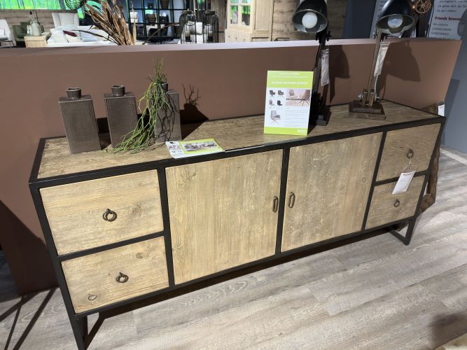 Massivholz-Sideboard in der Möbel Nachtsheim Möbelausstellung