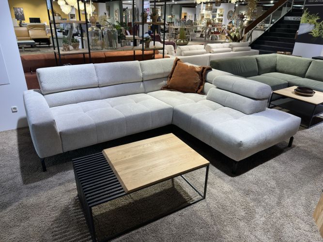 Helles Ecksofa mit Couchtisch in der Möbel Nachtsheim Polstermöbel-Ausstellung