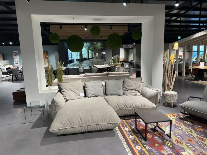 Big Sofa in Hellgrau in der Möbel Nachtsheim Polstermöbel-Ausstellung