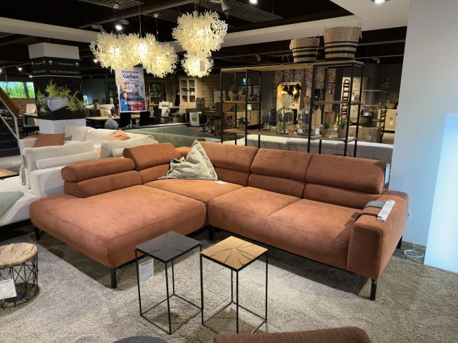 Ecksofa in Burnt Orange in der Möbel Nachtsheim Polstermöbel-Ausstellung