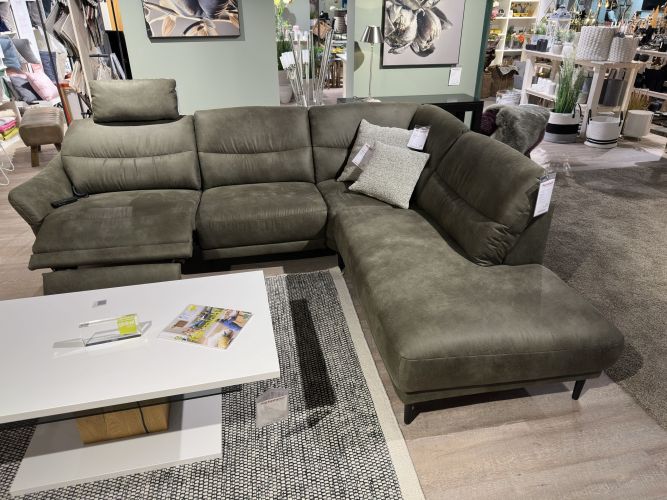 Dunkelgrüne Eckcouch in der Möbel Nachtsheim Polstermöbel-Ausstellung