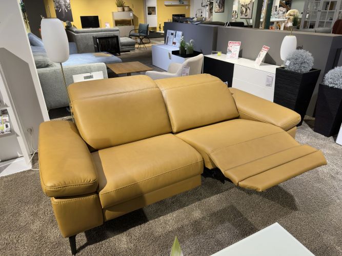 Senfgelbes Ledersofa mit 2 Sitzen und verstellbaren Elementen in der Möbel Nachtsheim Polstermöbel-Ausstellung