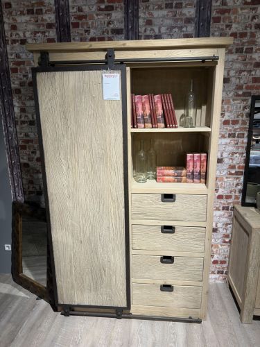Rustikaler Schrank mit Schwebetür und einer Reihe von Schubladen fürs Wohnzimmer in der Möbel Nachtsheim Ausstellung