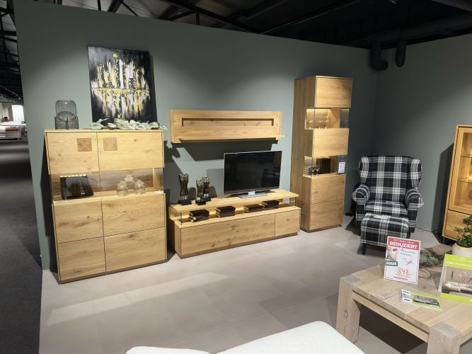 Wohnzimmermöbel-Kombination aus Massivholz in der Möbel Nachtsheim Ausstellung