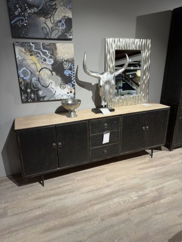 schwarzes Sideboard mit heller Holzplatte und Dekoobjekten in der Möbel Nachtsheim Ausstellung