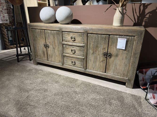 rustikales Sideboard aus Holz in der Möbel Nachtsheim Ausstellung