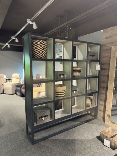 offenes Regal mit Kasten-Fächern in der Möbel Nachtsheim Ausstellung