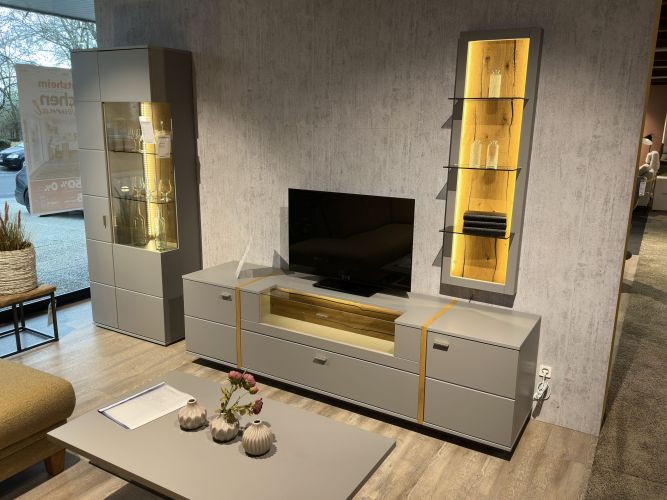 Beige TV-Möbel-Kombination und Fernseher in einem Beispiel-Wohnzimmer in der Möbel Nachtsheim Ausstellung