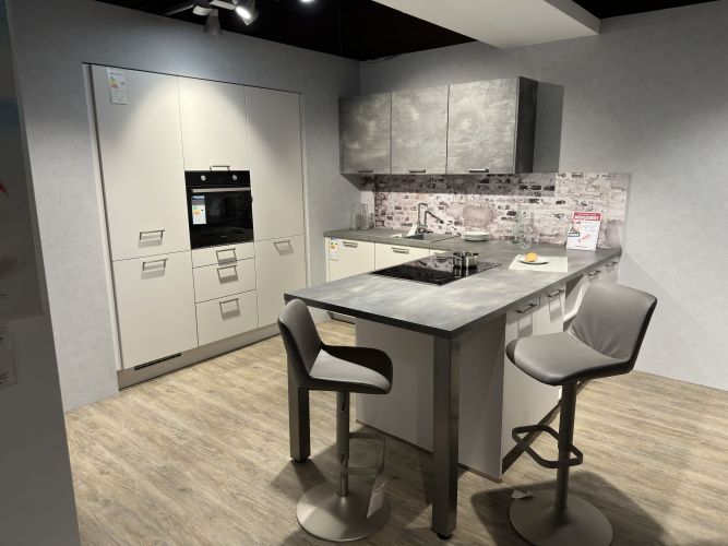 zwei Barhocker mit Rückenlehne in Grau an einer Kücheninsel