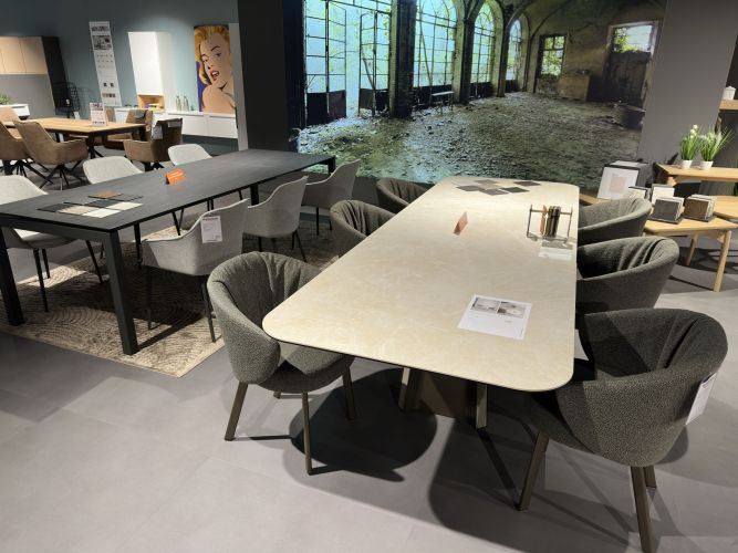 runde Polsterstühle an einem langen Esszimmertisch in der Möbel Nachtsheim Ausstellung