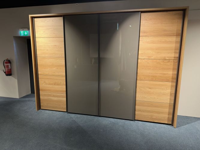 großer, moderner Kleiderschrank mit Holzoptik und grauer Lackoptik kombiniert in der Möbel Nachtsheim Möbelausstellung