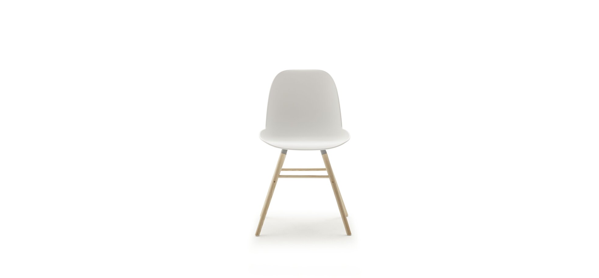 Stuhl Svala – Kunststoffschale Weiß, Eschenholz