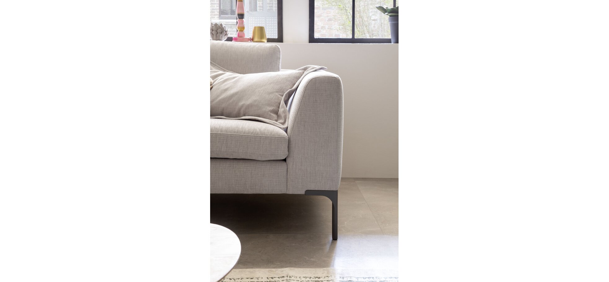 Ecksofa Lenni Style – Longchair links mit 2,5.Sitzer, Stoff, Hellgrau, luftige Kissen