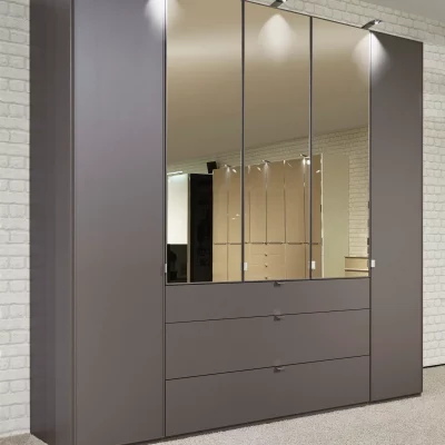 Drehtürenschrank – inkl. Beleuchtung und Spiegeltüren, B. ca. 250 cm, Dunkelgrau