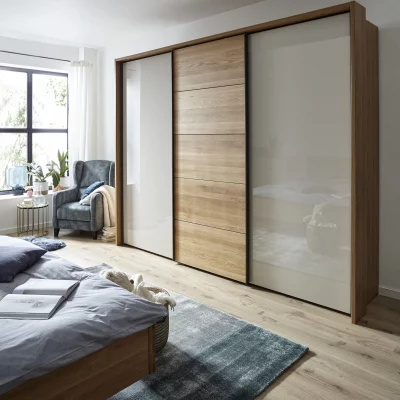 Schwebetürenschrank Lenoso –  B. ca. 260 cm, Eiche massiv, Glas, Champagner