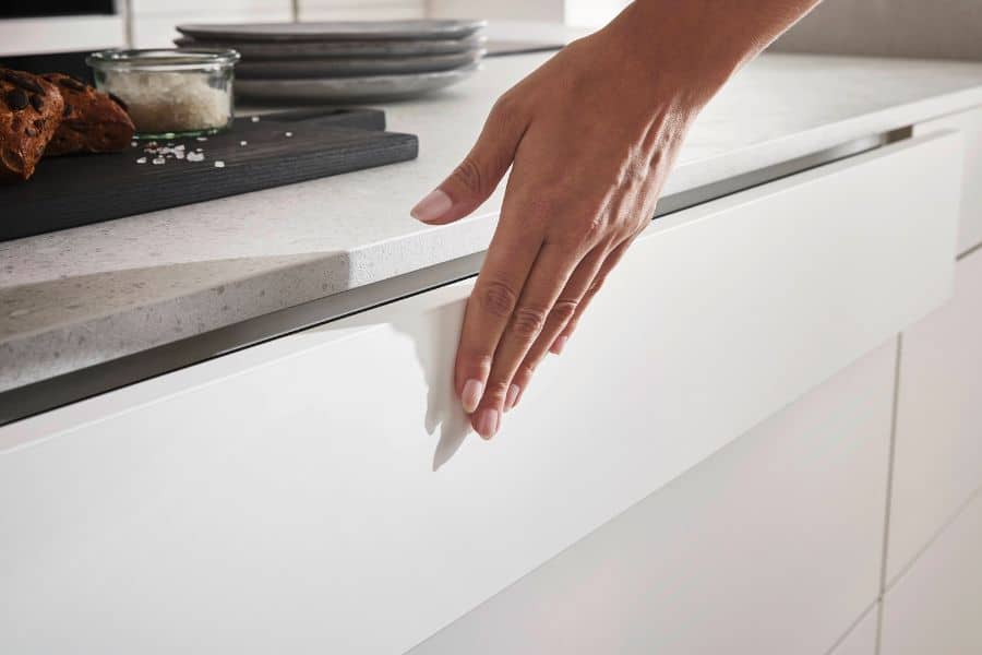 Nobilia Senso Küche mit XTRA Ceramic Keramikplatte im Beton-Look in Seidengrau