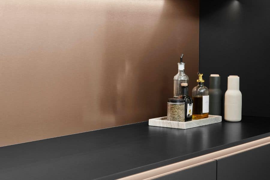 Nobilia Senso Küche mit einer XTRA Ceramic Arbeitsplatte in Plain Black